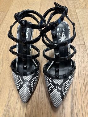 Mix No. 6 Black & White Snake-Print Strappy Stud Pumps Size 6.5